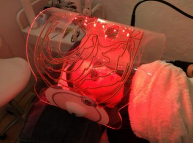 LED-Lichtschirm mit rotem Licht während der Behandlung