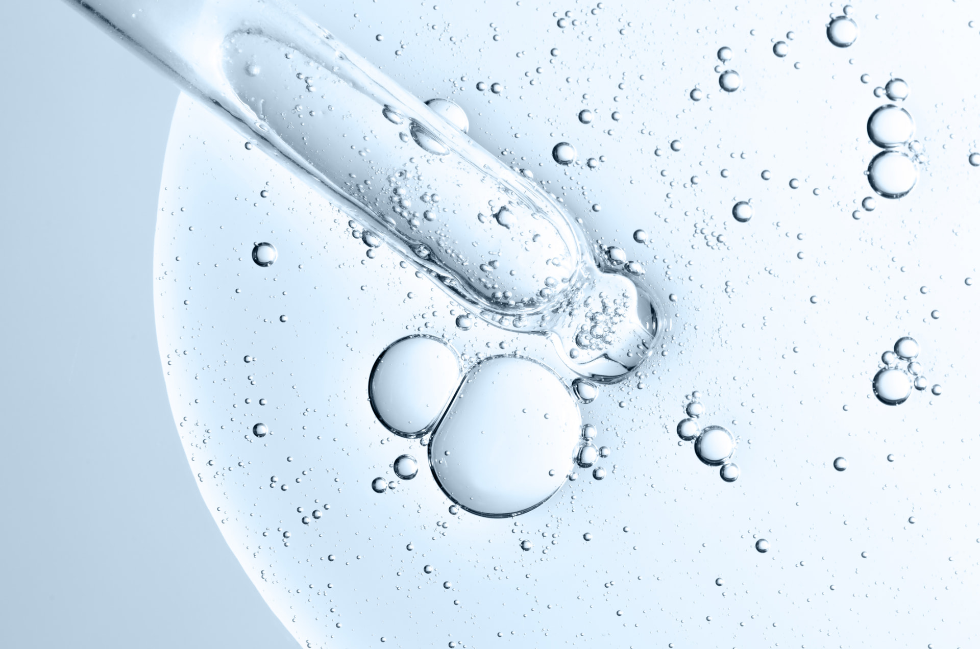 Hyaluron-Gel mit Pipette und feinen Bläschen